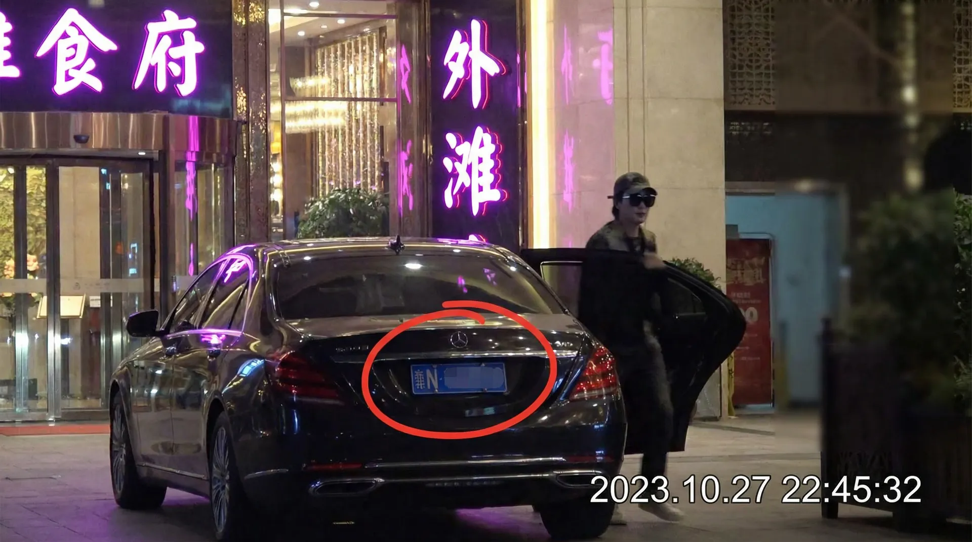 Y6英亚体育网址 - 豪车餐厅外偷拍